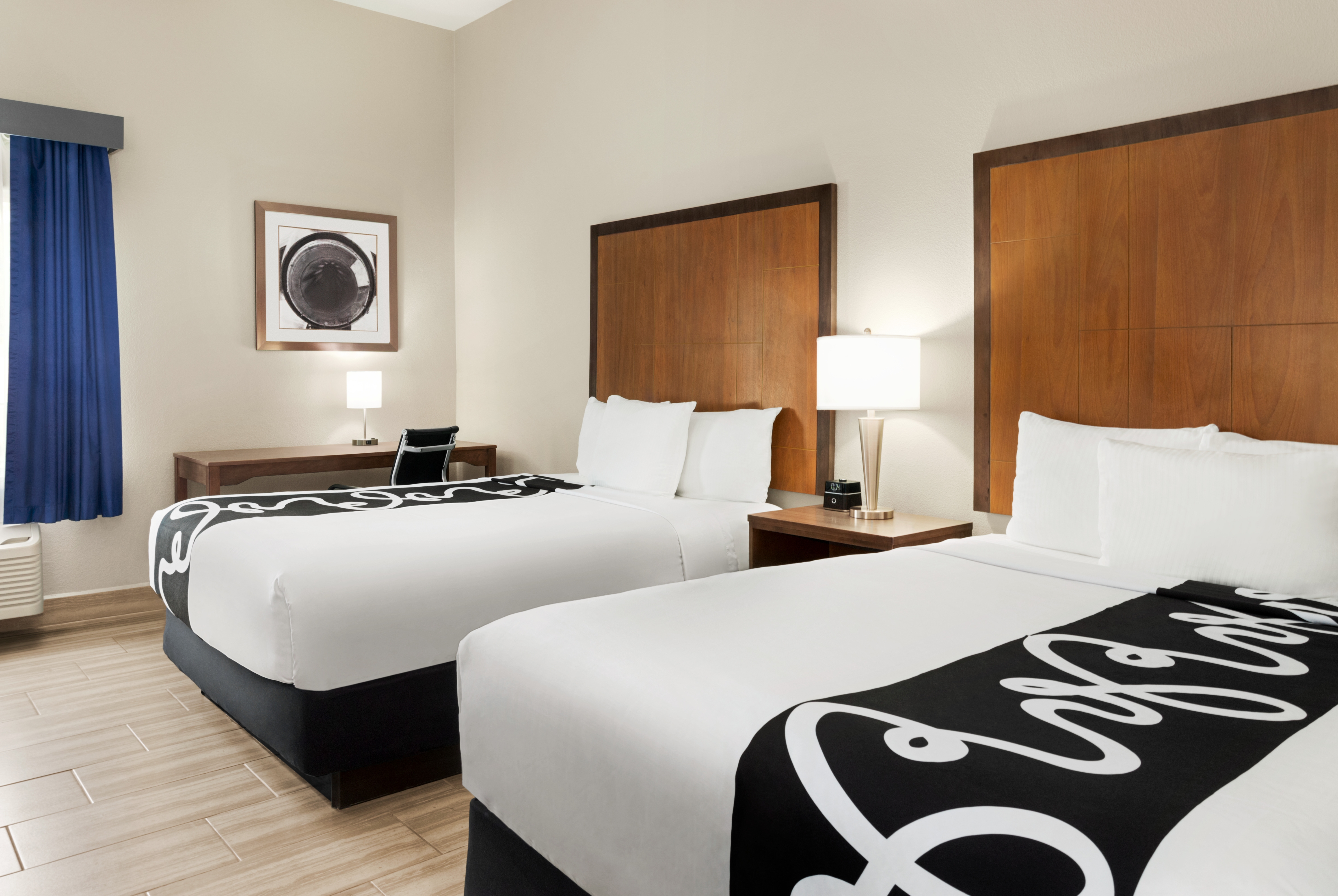 Queen bed guest room at the La Quinta Inn & Suites by Wyndham Brownsville North in Brownsville, Texas